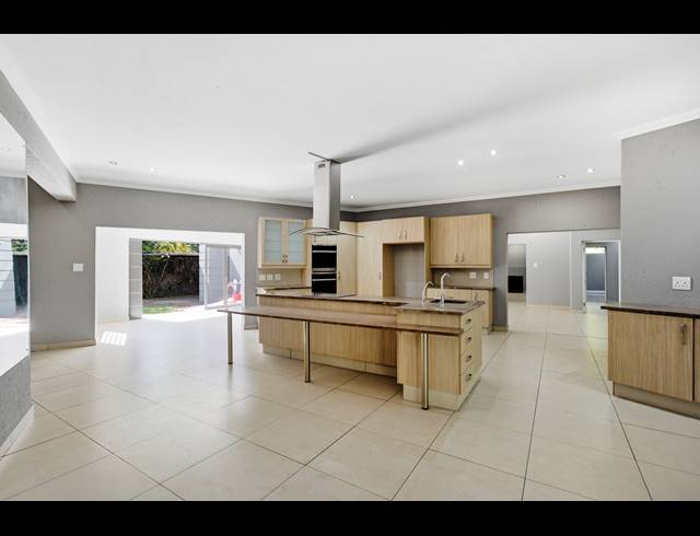 6 BEDROOM HOUSE FOR SALE IN BRYANSTON